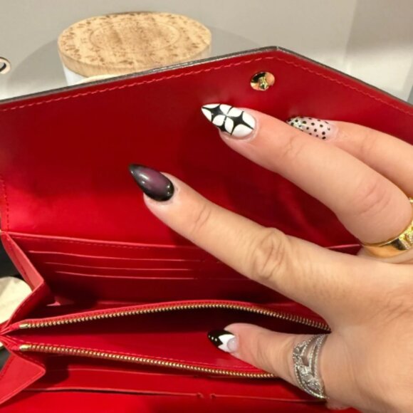 LV011. Louis Vuitton, Vernis Monogram Sarah Envelope Wallet, Red - Picture 4 of 5